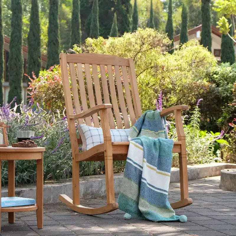 Sonoma Lane Channing Ensemble de conversation d'extérieur 3 pièces en teck – Mobilier compact résistant aux intempéries avec 2 fauteuils à bascule et table d'appoint