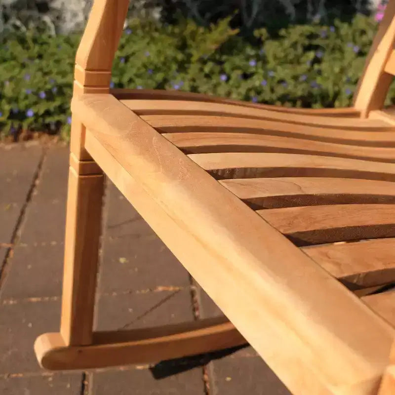 Sonoma Lane Channing Ensemble de conversation d'extérieur 3 pièces en teck – Mobilier compact résistant aux intempéries avec 2 fauteuils à bascule et table d'appoint