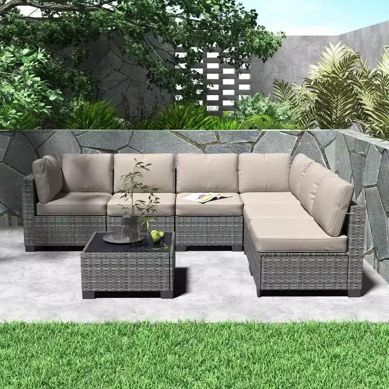 Ensemble de mobilier de patio 7 pièces avec table basse en verre, canapé sectionnel modulaire en rotin PE avec coussins pour patio