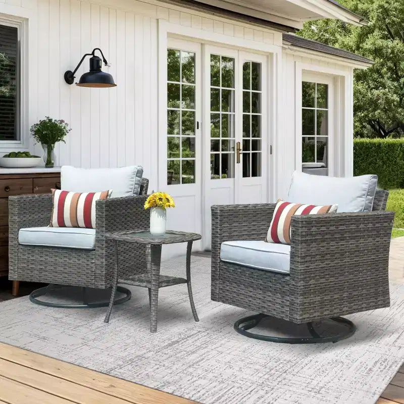 Ensemble de patio 3 pièces HOMLUX : Fauteuils pivotants à bascule et table d'appoint en osier toutes saisons