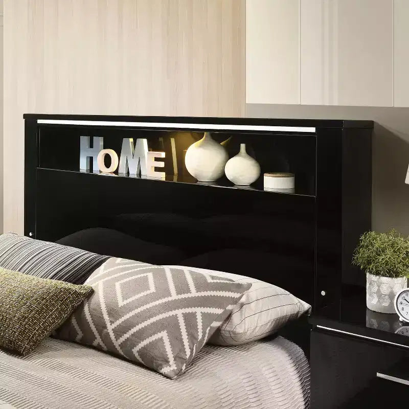 Ensemble de chambre 5 pièces Shorehaven avec 2 tables de chevet Noir/Chrome - miBasics