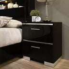 Ensemble de chambre 5 pièces Shorehaven avec 2 tables de chevet Noir/Chrome - miBasics