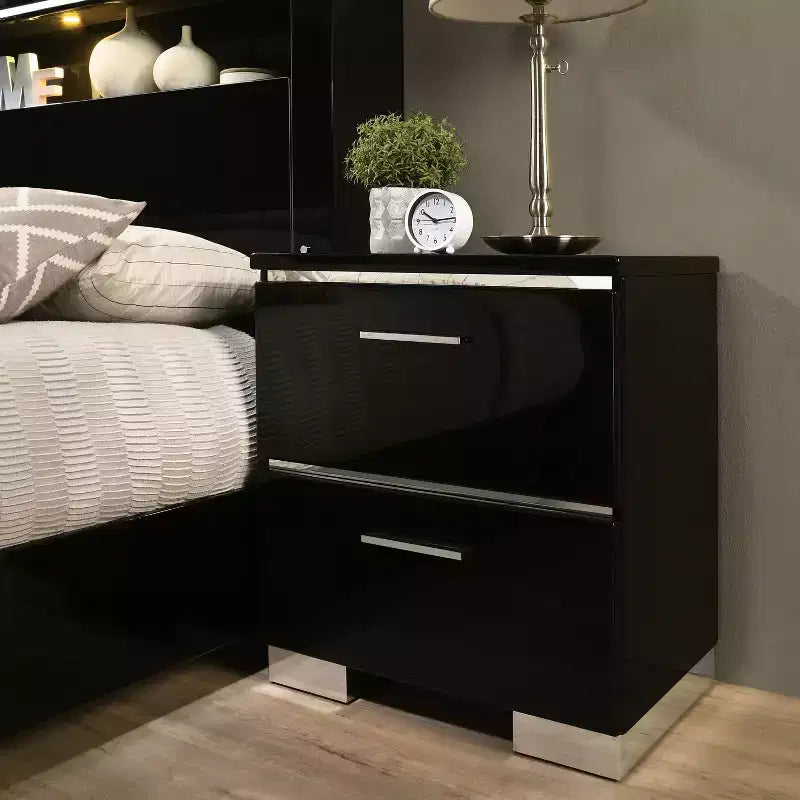 Ensemble de chambre 5 pièces Shorehaven avec 2 tables de chevet Noir/Chrome - miBasics