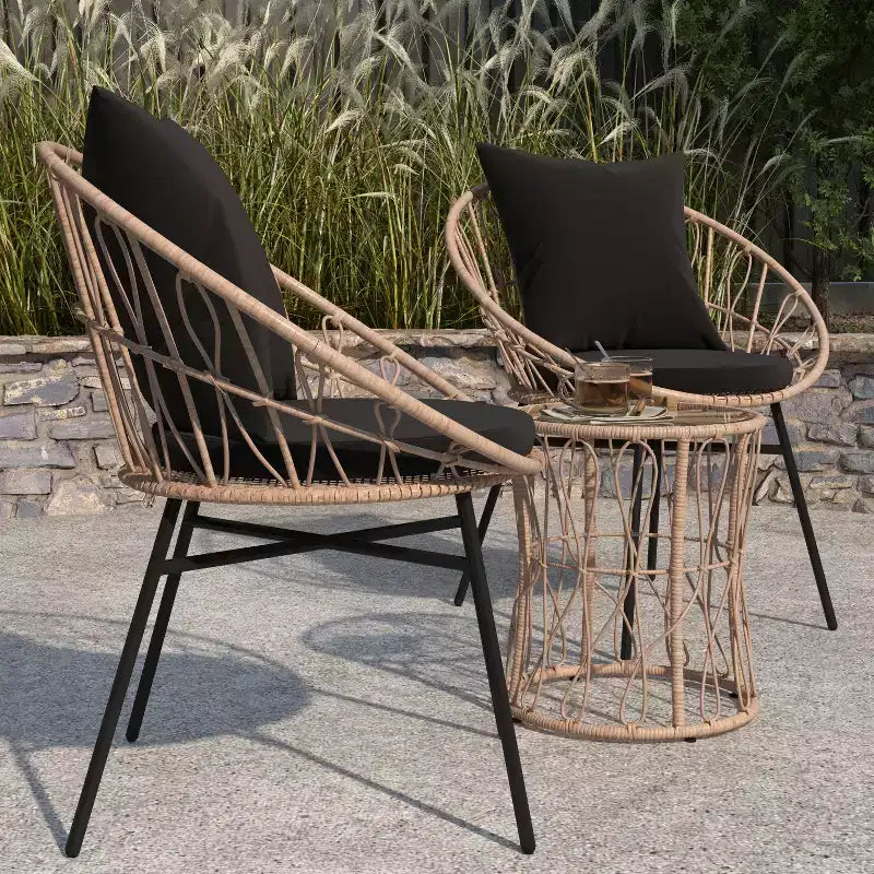 Ensemble de patio Merrick Lane 3 pièces avec chaises en rotin tressé, table d'appoint assortie à plateau en verre et coussins pour usage intérieur/extérieur