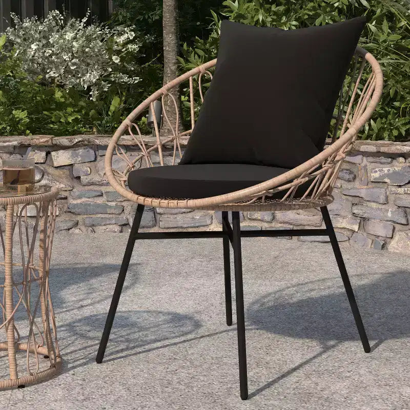 Ensemble de patio Merrick Lane 3 pièces avec chaises en rotin tressé, table d'appoint assortie à plateau en verre et coussins pour usage intérieur/extérieur